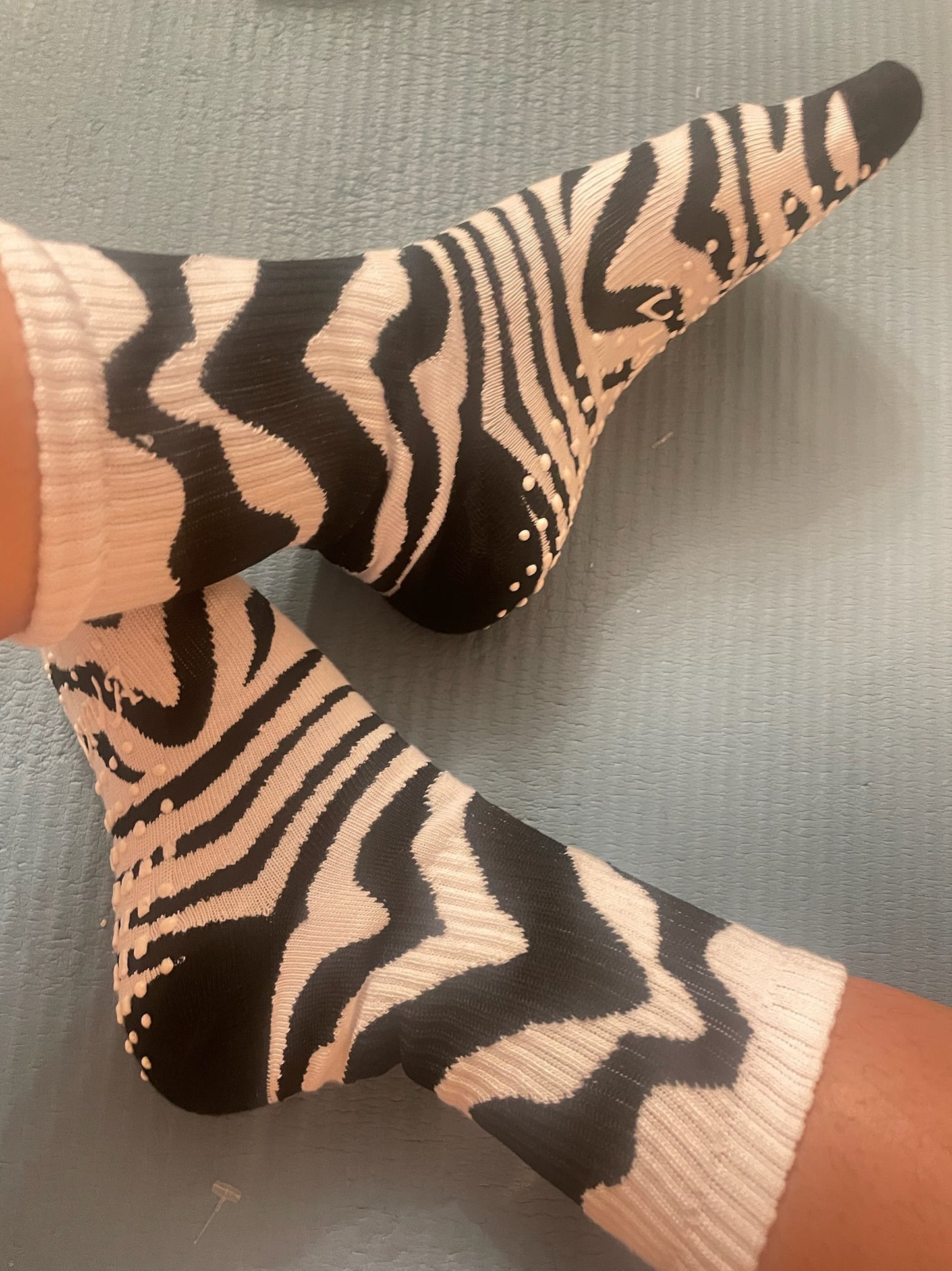 Calceta antideslizante de animal print blanca con negro