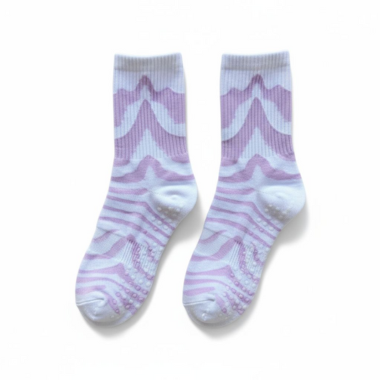 Calceta antideslizante en color blanco con animal print en morado.