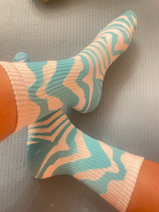 Calceta antideslizante de animal print blanco con menta.